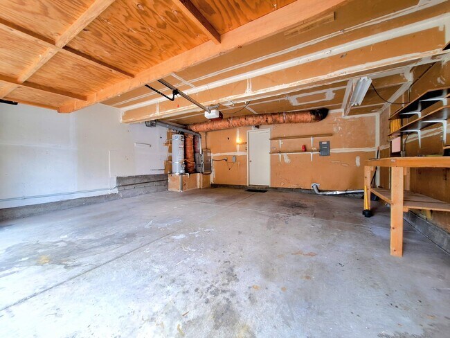 Building Photo - Spacious 4bd Tri-Level Home w/Central Heat...