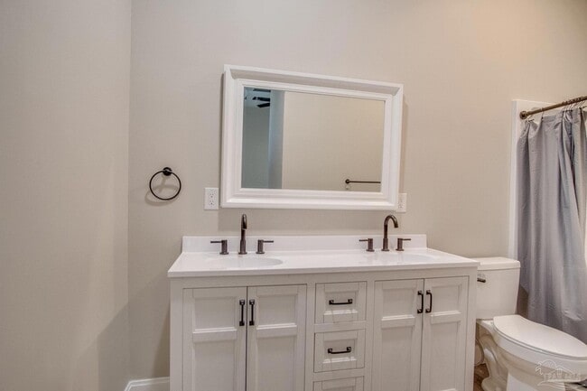 Building Photo - 203 S L St