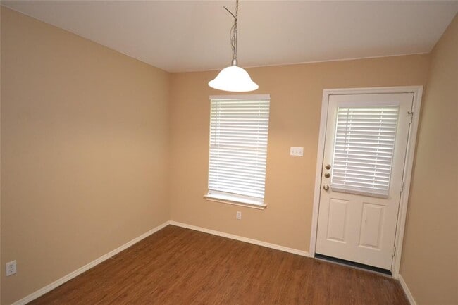 Building Photo - 302 Washington Square Dr