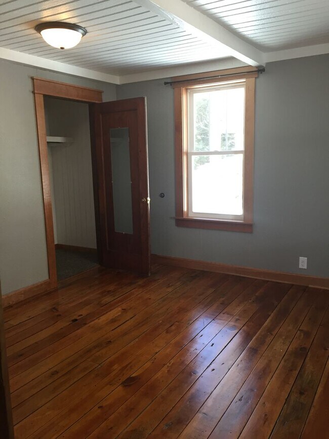 Building Photo - 920.5 E. 5th Street- Charming Cottage