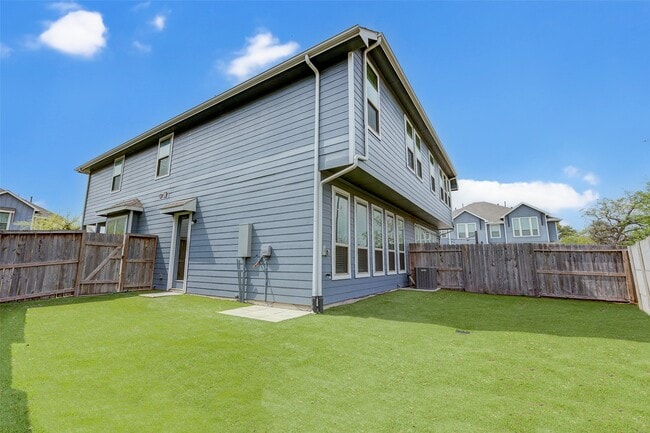 Building Photo - 207 Club Crest Ln