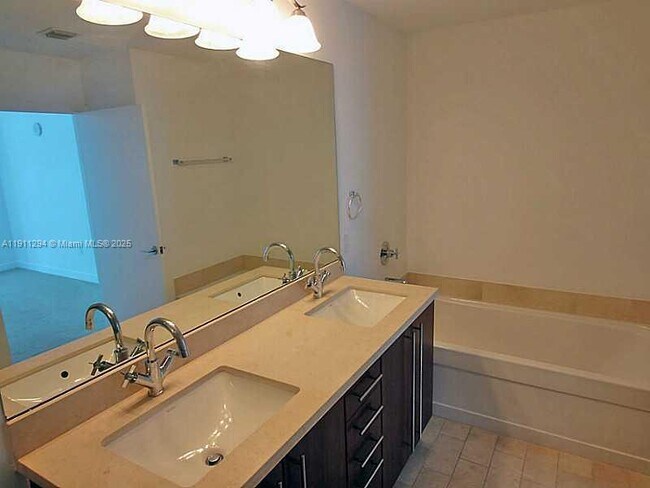 Building Photo - 1111 SW 1st Ave