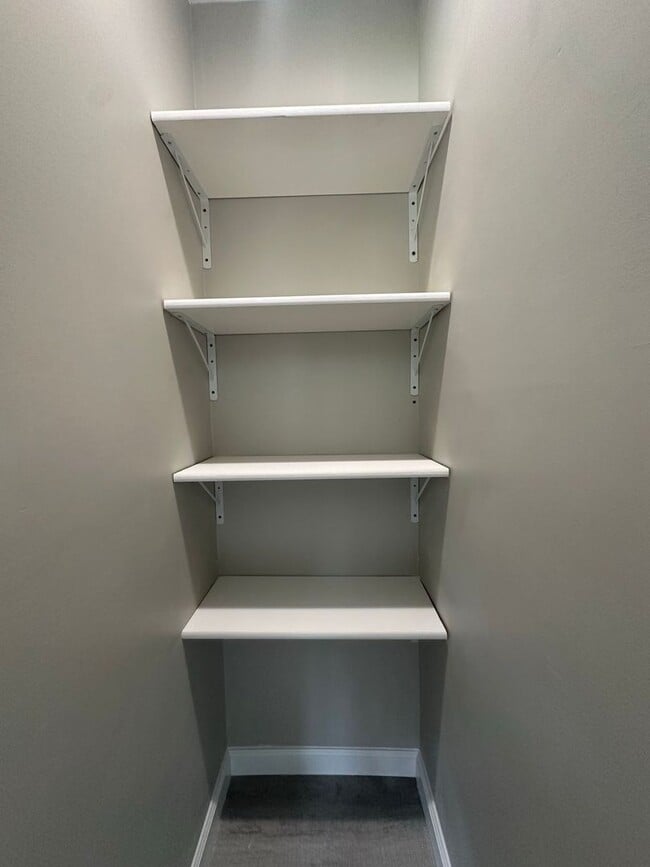 Building Photo - 607 New River Dr