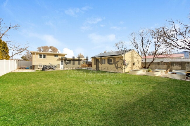 Building Photo - 1993 Champagne Ave