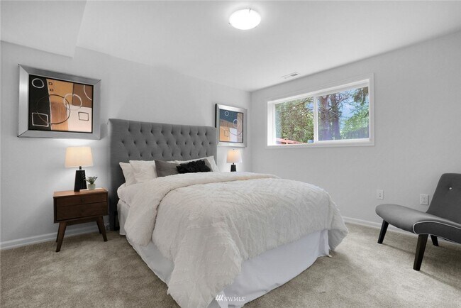 Building Photo - Spacious 5 Bed 3 Bath Home with In-Law Suite and huge yard in Olympic Hills