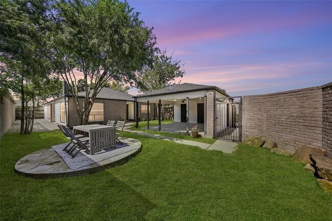Building Photo - 9318 Beringwood Dr