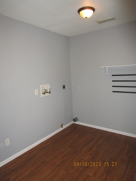 Laundry Room with Hookups - 309 S K St