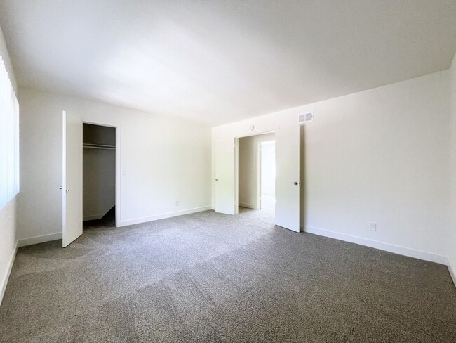 Building Photo - Fully Remodeled Fire Mtn. Townhome w/ Garage!