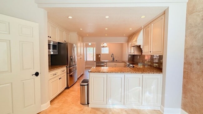 Building Photo - Gorgeous Two (2) Suites--- Executive Style 2BD/2.5BA + Loft, Two-Story TH at The Lake at Canyon L...