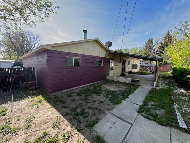 Building Photo - 3 Bed 2 Bath House with Attached 2 Car Garage & Trailer Parking