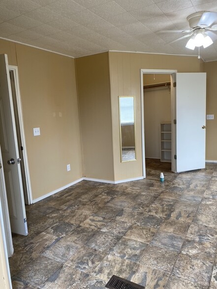 Master bedroom (17' by 19')' - 16550 County Road 282