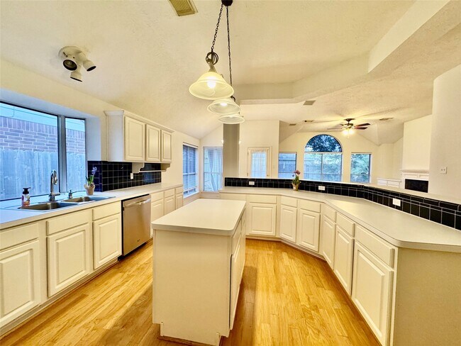 Building Photo - 1215 Wood Haven Ct