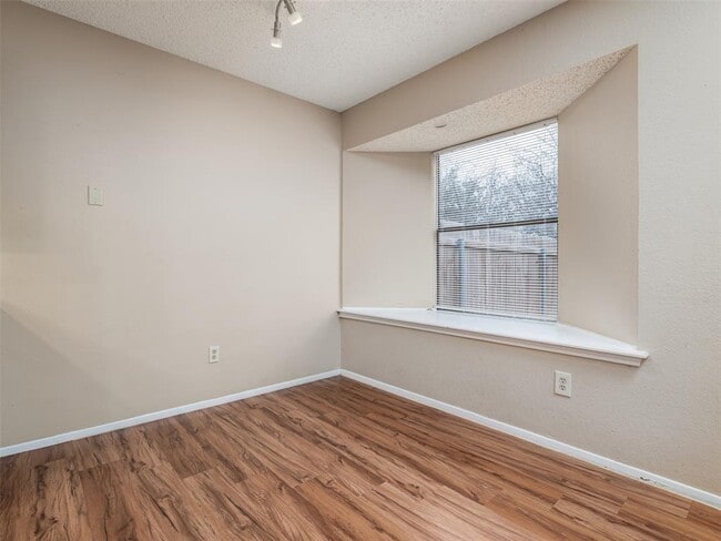 Building Photo - 706 Rollingway Dr