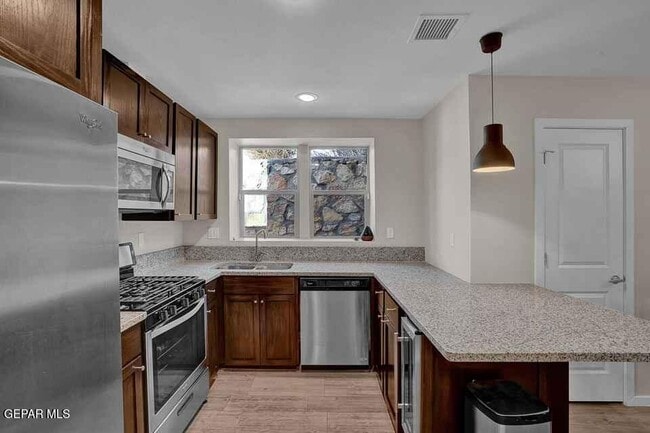 Building Photo - 4016 Camelot Heights Dr