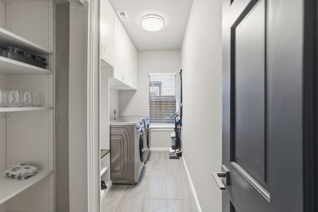 Building Photo - 12511 Chapel Bell St