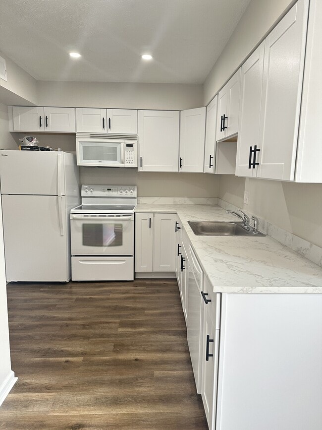 Building Photo - Ivy Ridge Apartments 147-155