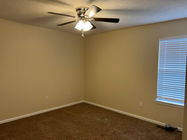 Building Photo - 302 Nikki Way