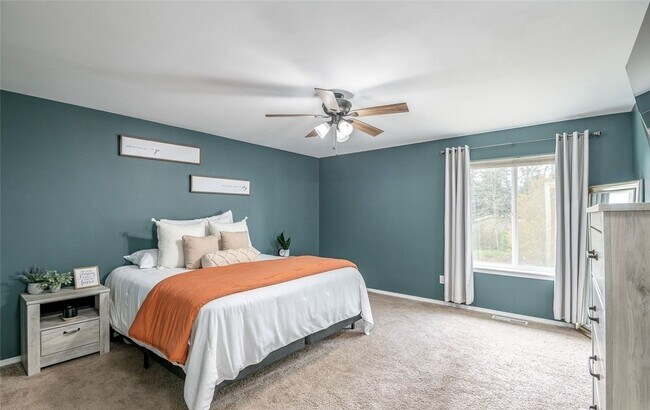 Building Photo - Large 3 bedroom pet friendly home at a gre...