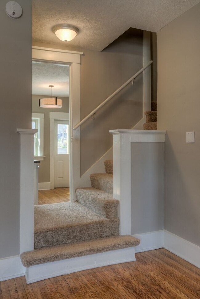 Building Photo - 4-Plex on Farnam