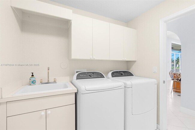 Building Photo - 5135 Kensington Cir