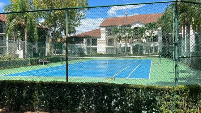 Building Photo - 560 S Park Rd