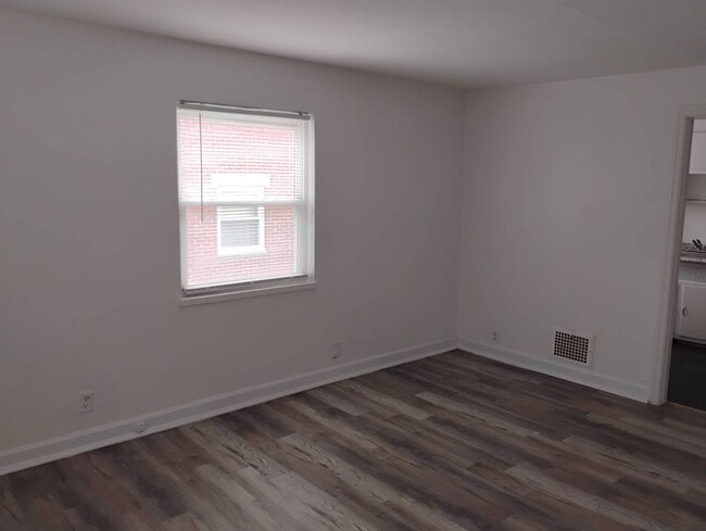Building Photo - 238 E Beechwood Ave