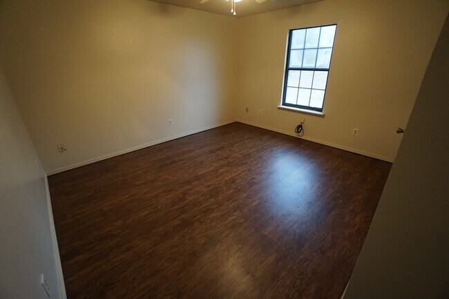 Building Photo - 3 BR, 1 BTH, 1 car garage