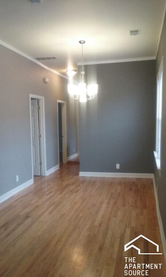 Building Photo - 1635 N Artesian Ave