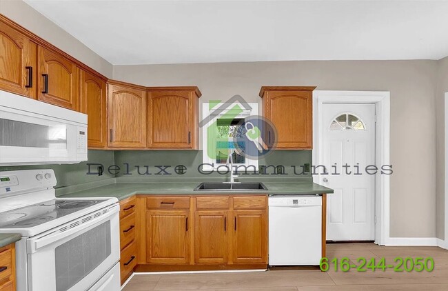 Building Photo - 3 Bed 1 Bath Home Move In Ready