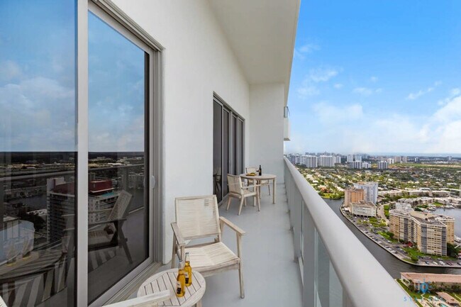 Building Photo - 4010 S Ocean Dr
