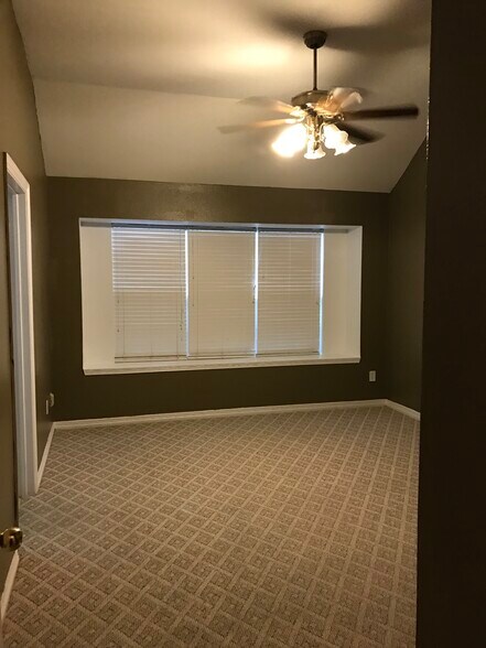 Building Photo - 8200 Kings Ridge Rd