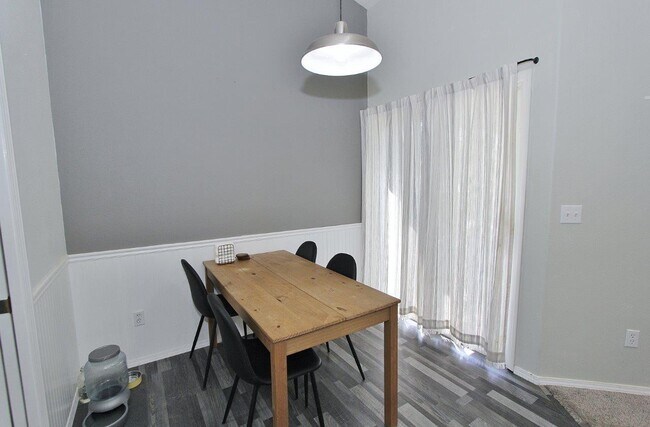 Building Photo - 1915 W Mulhuland Ct