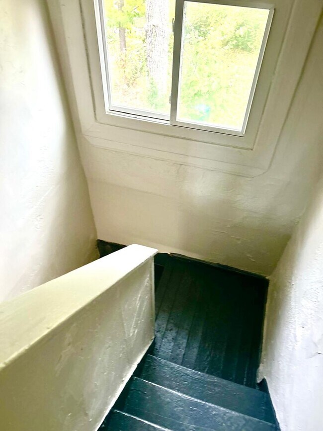 Building Photo - 2-Bedroom Single Family Home