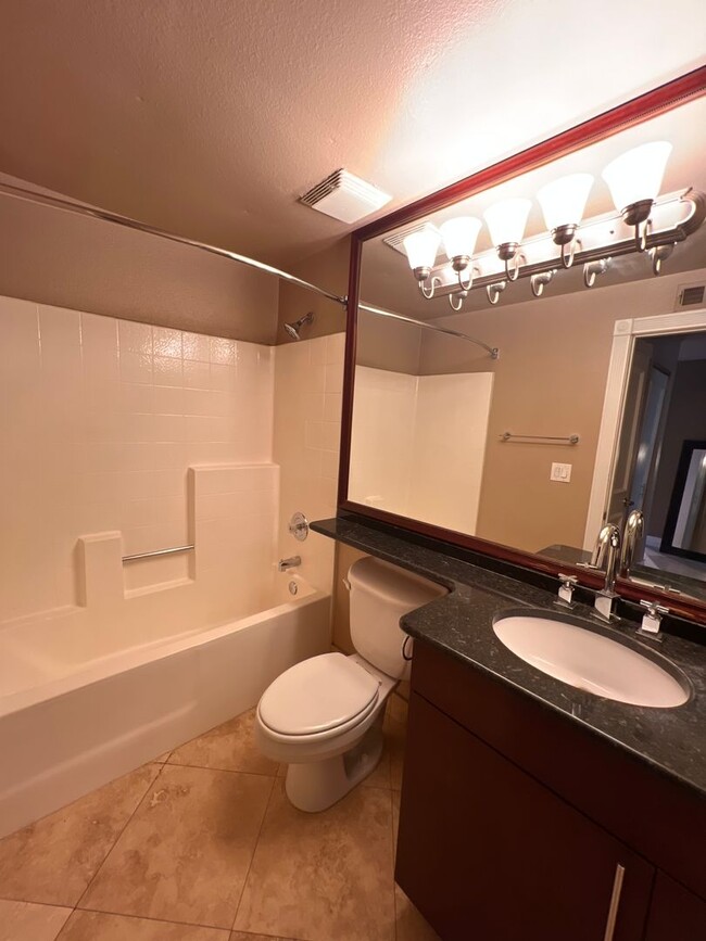Building Photo - Fully furnished (Short Term Available) / G...