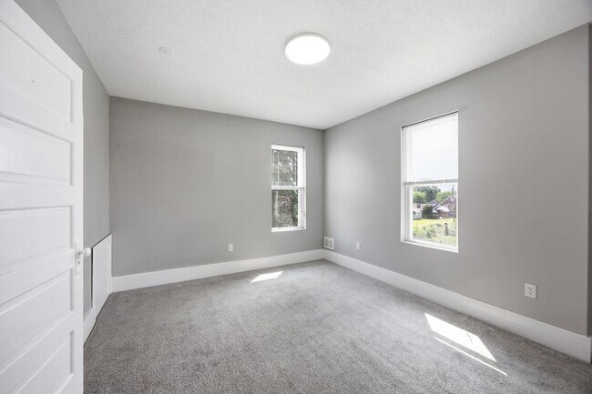 Building Photo - 827 Hinnerman St