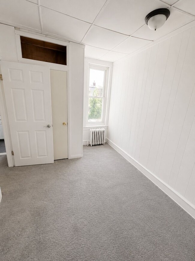 Building Photo - Bright 2BR Port Richmond Row Home with Large Living Space & Basement Storage