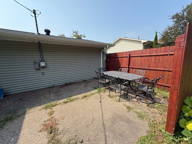 Building Photo - Modern 4 bed 2 Bath Split Level Single Fam...
