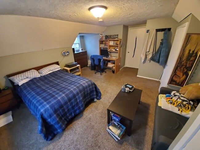 Building Photo - AVAILABLE JUNE! - 7 Bed 3 Bath Home!