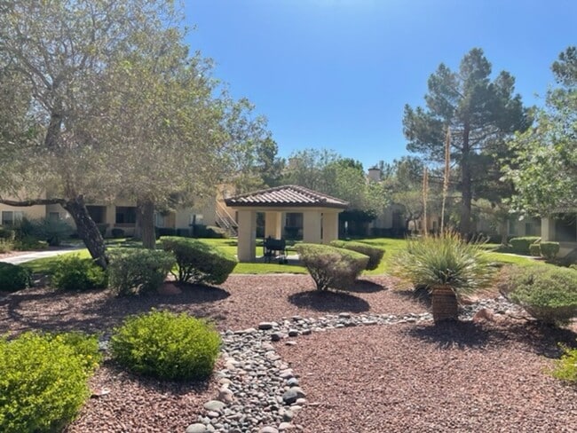 Building Photo - GREAT GATED COMMUNITY 2 BEDROOM -2 BATH -LOCATED CENTRALLY!!!