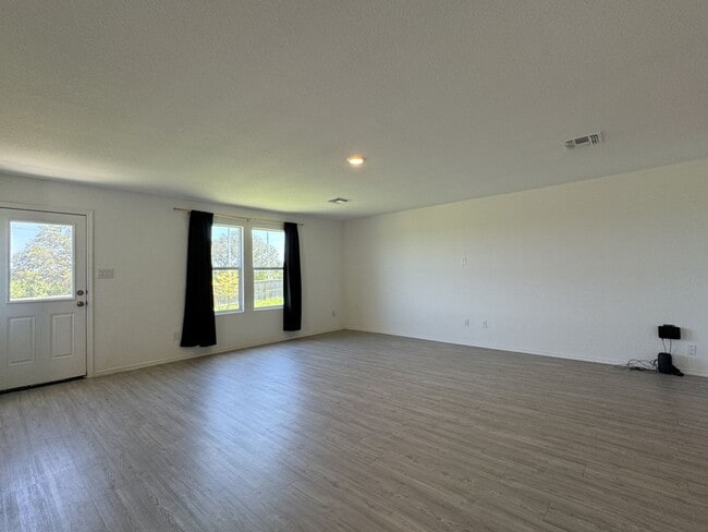Building Photo - Like new 4/2.5 home (2023) in Morgan Heights with loft and big yard