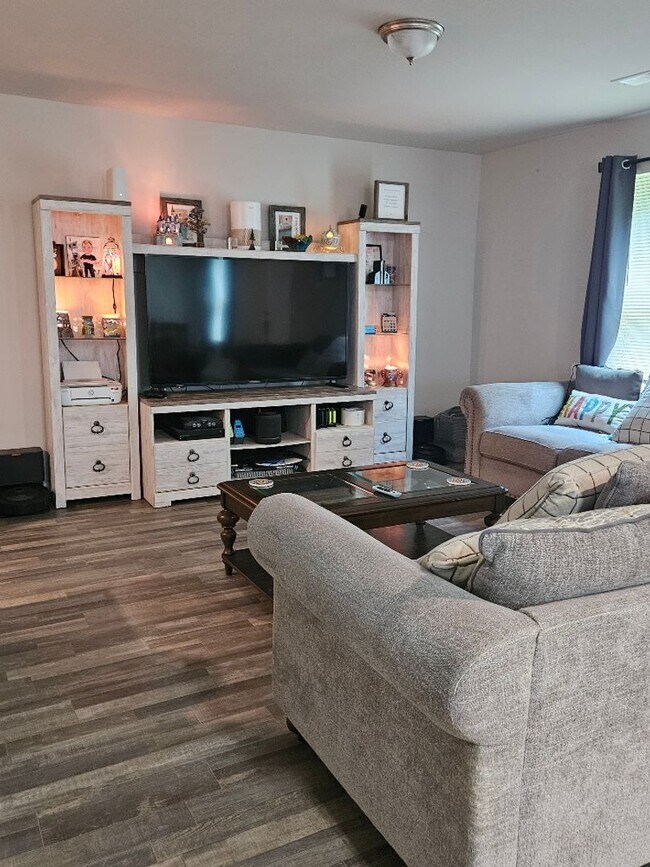 Building Photo - 3 Bedroom, 2.5 Bath two story home in High...