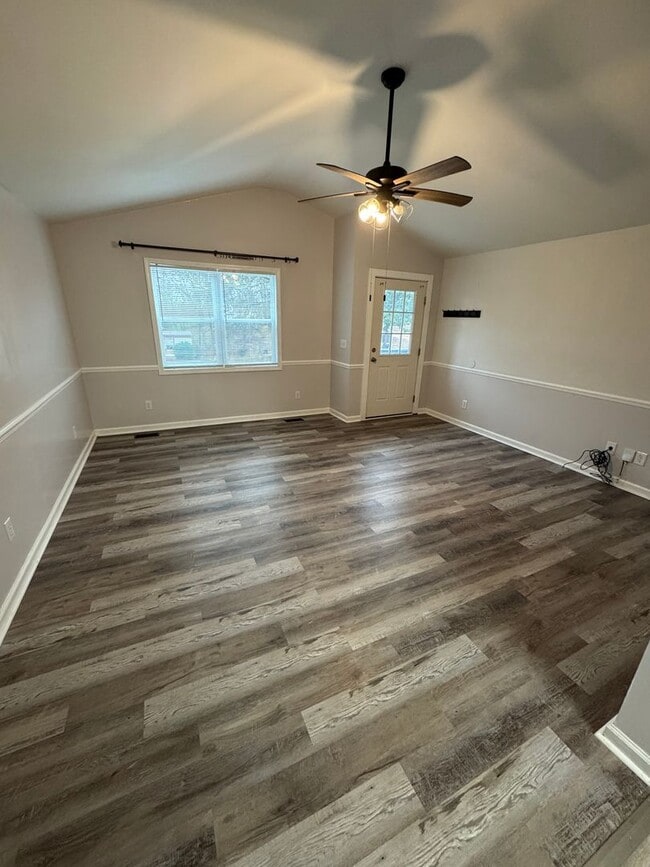 Building Photo - 3 bed & 2 bath in Saks! $200 off first months rent!