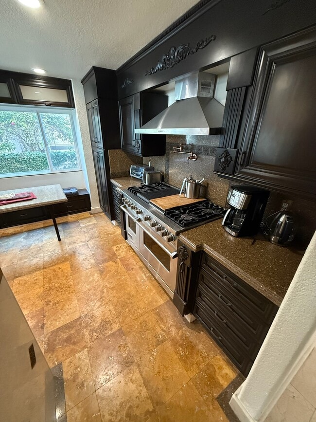 Building Photo - 3350 Deaver Dr