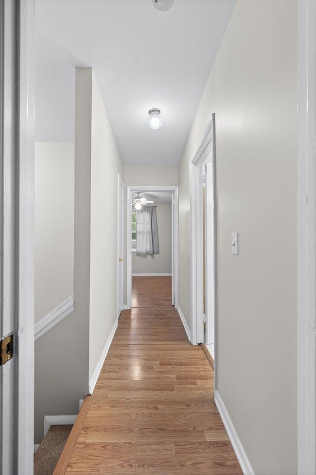 Building Photo - Awesome 2BE/1.5BA duplex in fantastic loca...