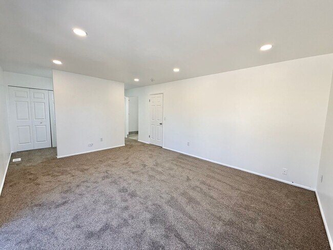 Building Photo - 3 Bedroom Home in Holladay Available August 1st