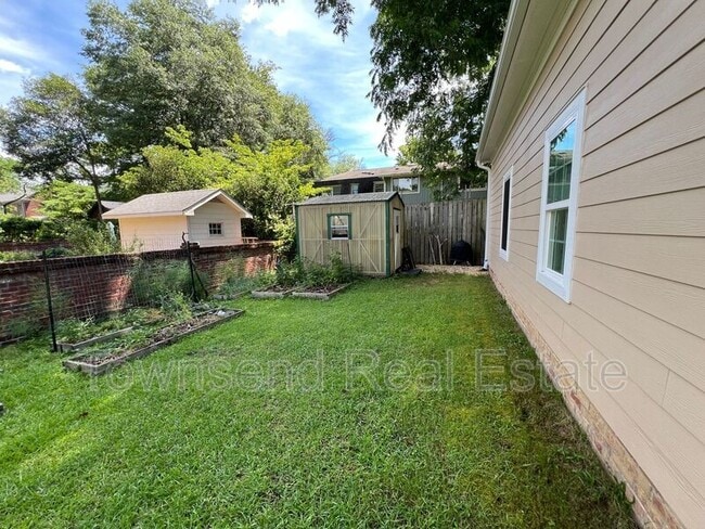 Building Photo - 211 Ellington St