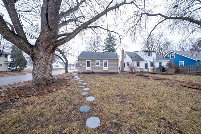 Building Photo - 6057 Clinton Ave