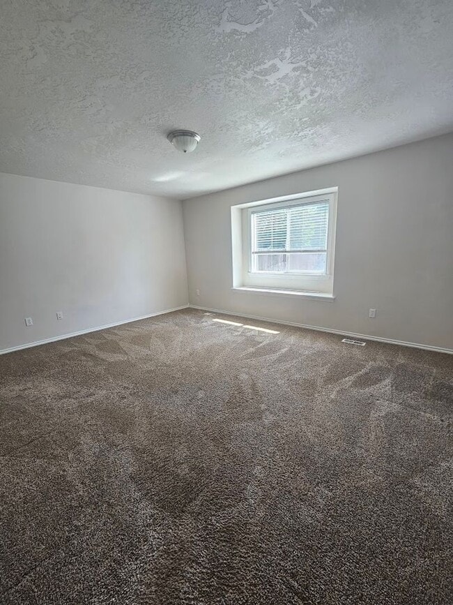 Building Photo - 4 Bedroom Home Close to Settlers Park
