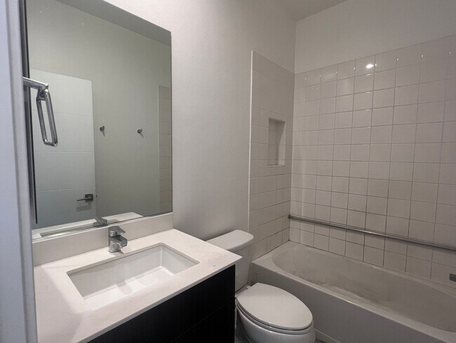 Building Photo - *** $1000 Move in Special*** Completely upgraded large townhome with solar!!