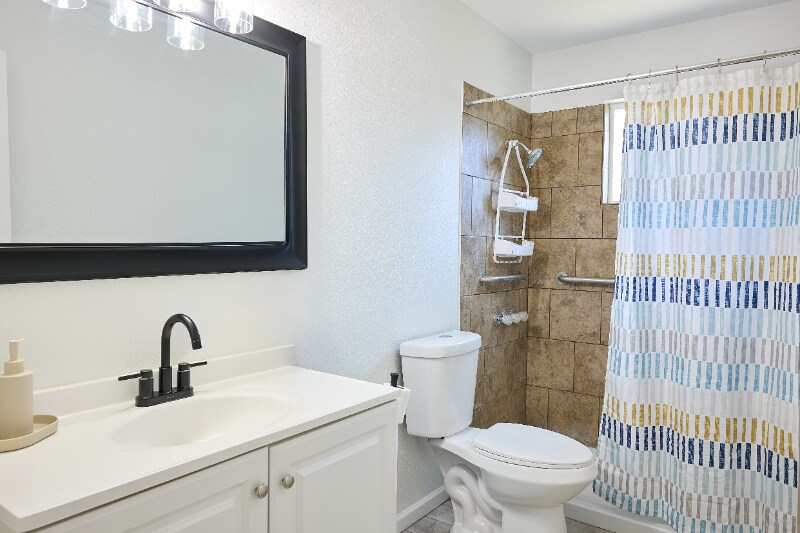 Building Photo - 3011 Pine Tree Dr